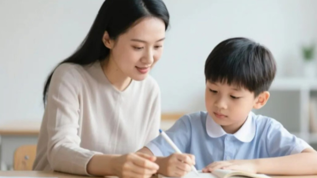 家长陪写作业，找对方法比“紧盯”更重要！